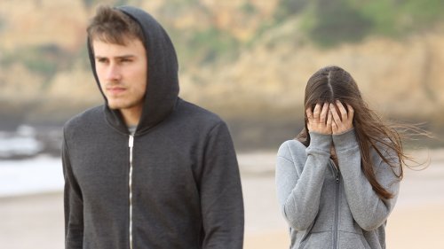 frau-leidet-durch-untreue-des-partnersc