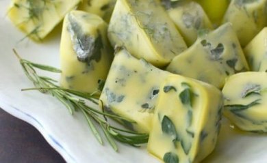 Frische Kräuter mit Olivenöl einfrieren