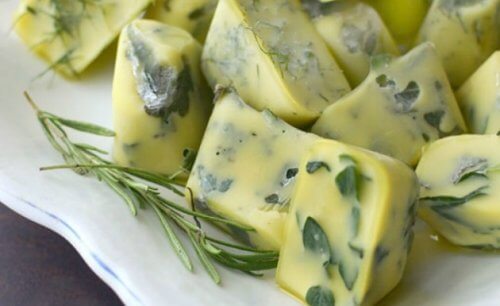 Frische Kräuter mit Olivenöl einfrieren