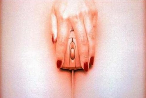 maus-und-hand-einer-frau-symbol-fuer-sex