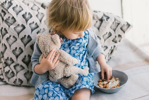 maedchen-wird-mit-liebe-erzogen
