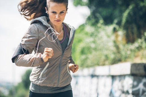 sport-und-positive-saetze-machen-frau-gluecklich