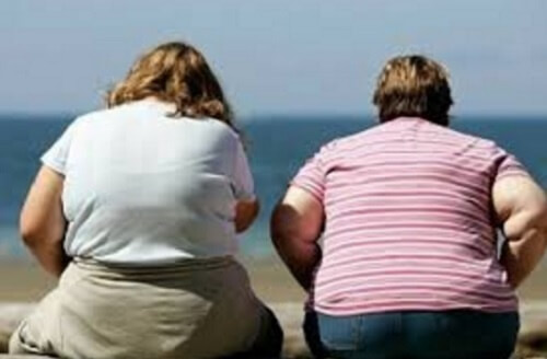 2-menschen-sitzen-am-strand-morbide-adipositas