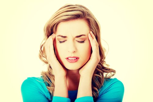 frau-hat-migraene-schlaganfall
