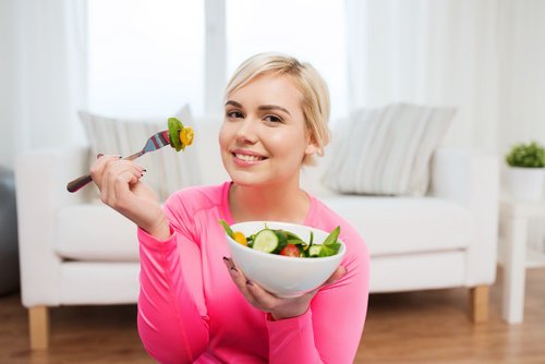 Frau isst Salat Fibromyalgie