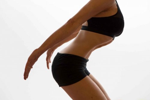 frau-mit-flachen-bauch