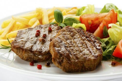 Ein Kochexperte wendet das Fleisch beim Braten nicht ständig