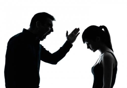vater-schimpft-mit-seiner-tochter-eltern
