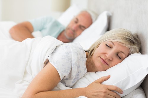 Im Schlaf sprechen kann den Ehepartner stören