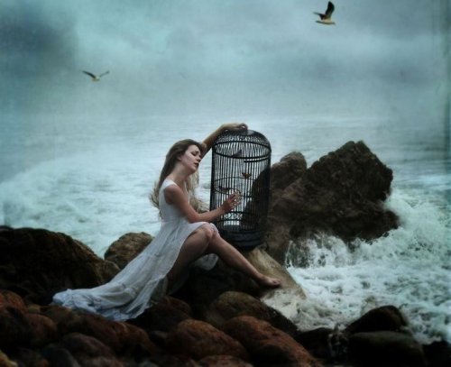 frau-am-meer-ist-sensibel