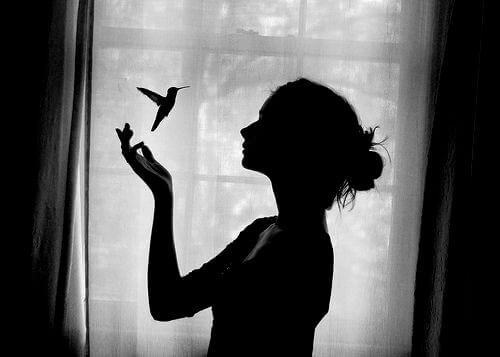 Frau mit Vogel