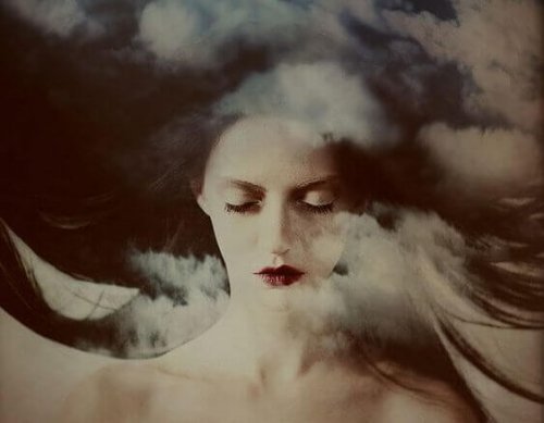 frau-zwischen-wolken