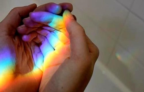 haende-mit-regenbogen
