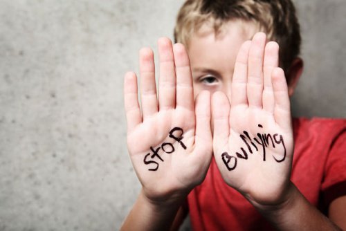 kind-leidet-an-bullying