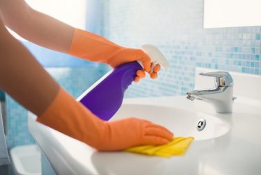 7 einfache Tricks um schwererreichbare Ecken im Haushalt zu reinigen