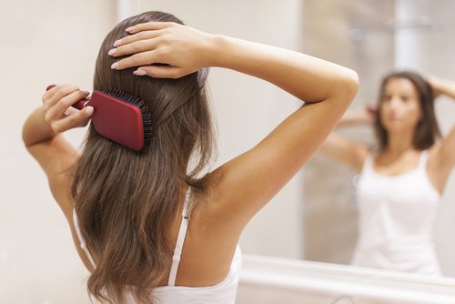 frau-buerstet-sich-das-haar-spliss
