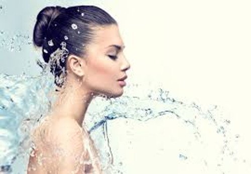 frau-fuehlt-sich-im-wasser-wohl