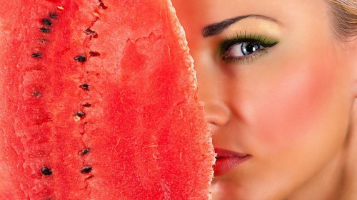 Gesichtsreinigung mit Schale von Wassermelonen