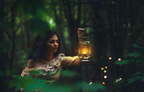 frau-mit-laterne-im-wald