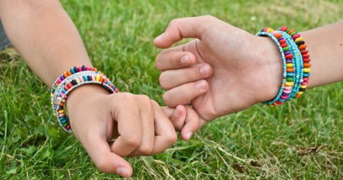 freunde-geben-sich-die-hand-freunde