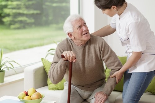 krankenpflegerin-hilft-einer-aelteren-person-kaffee