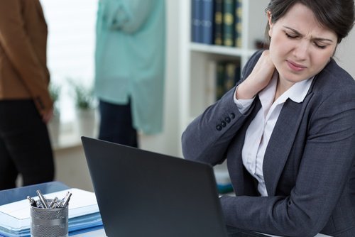 Frau arbeitet viel und hat Probleme mit Adipositas