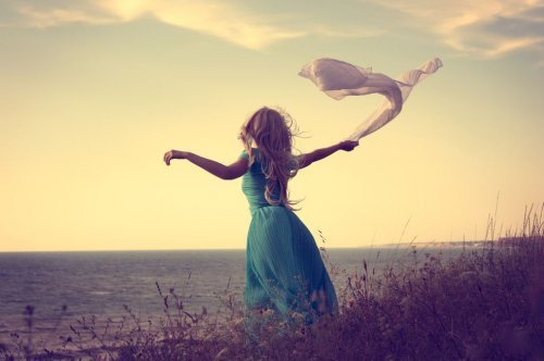 frau-in-freier-natur-mit-positiver-ausstrahlung