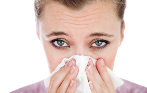 frau-mit-allergischer-rhinitis
