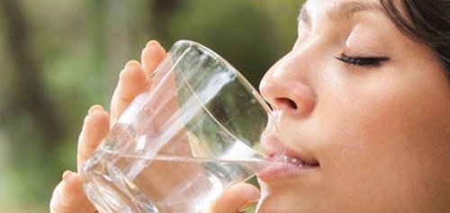 frau-trinkt-ein-glas-wasser