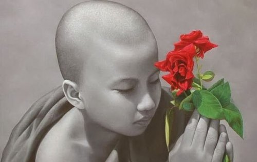 kind-mit-rosen-lernt-meditation