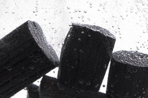 Kohle im Haushalt zur Reinigung von Wasser