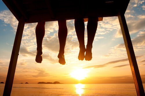 paar-bei-sonnenuntergang-spricht-ueber-beziehung