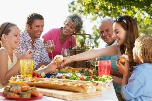 Familie beim Essen Cholestrin