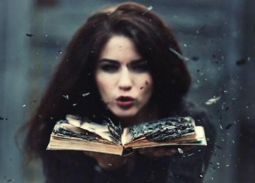 Frau bläst auf einem Buch Beziehung