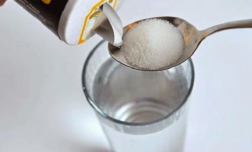 Lauwarmes Wasser mit Salz gegen entzündetes Zahnfleisch