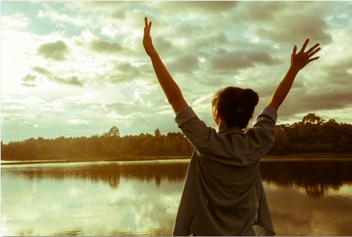 glückliche Frau am See