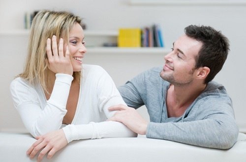 Frau und Mann im Gespräch