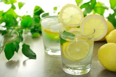 Schlafprobleme? Trinke Zitronensaft vor der Nachtruhe