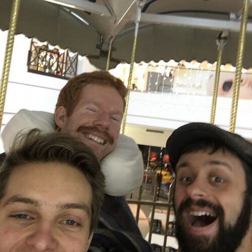 Diese drei Freunde reisen zusammen – und tragen einen von ihnen auf dem Rücken!