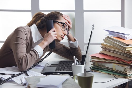 Frau hängt am Telefon Stress