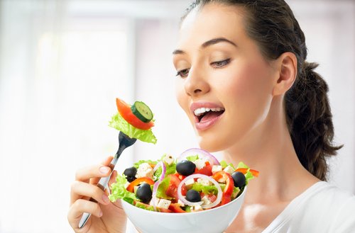 Frau isst Salat Ernährungsgewohnheiten