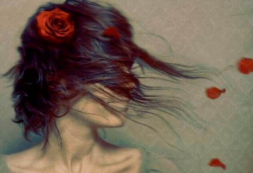 Frau mit Blume im Haar Mensch