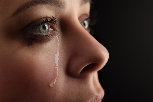 Frau weint Weinen