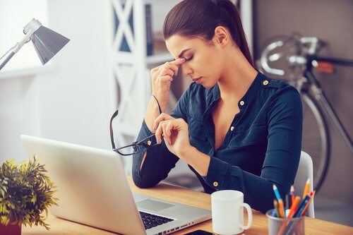 Frau besorgt vor dem Computer Stress