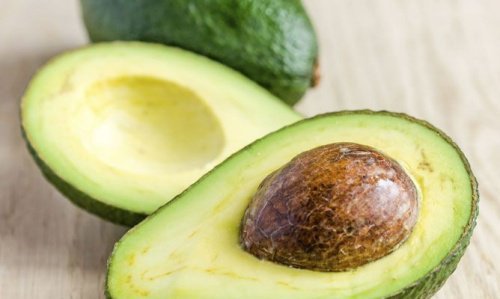 Avocado zur Behandlung von trockenem Haar