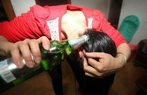 Bier und Zitrone für definierte Locken