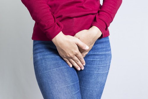 Hefepilzinfektionen - Frau bedeckt ihren Schritt