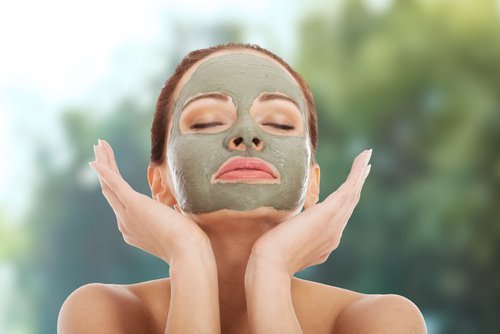 Frau mit grüner Maske