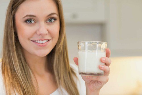 frau trinkt pflanzenmilch