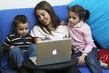 Kinder mit Computer